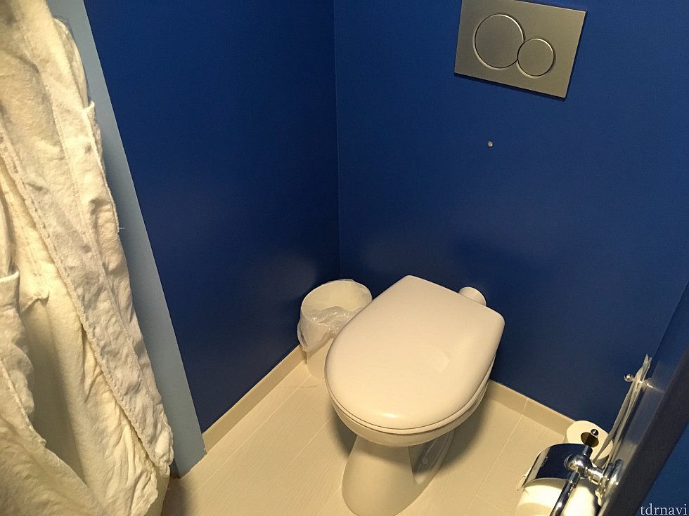 トイレは柱に挟まれ奥まった感じに。こちらのホテルはバスローブがあります