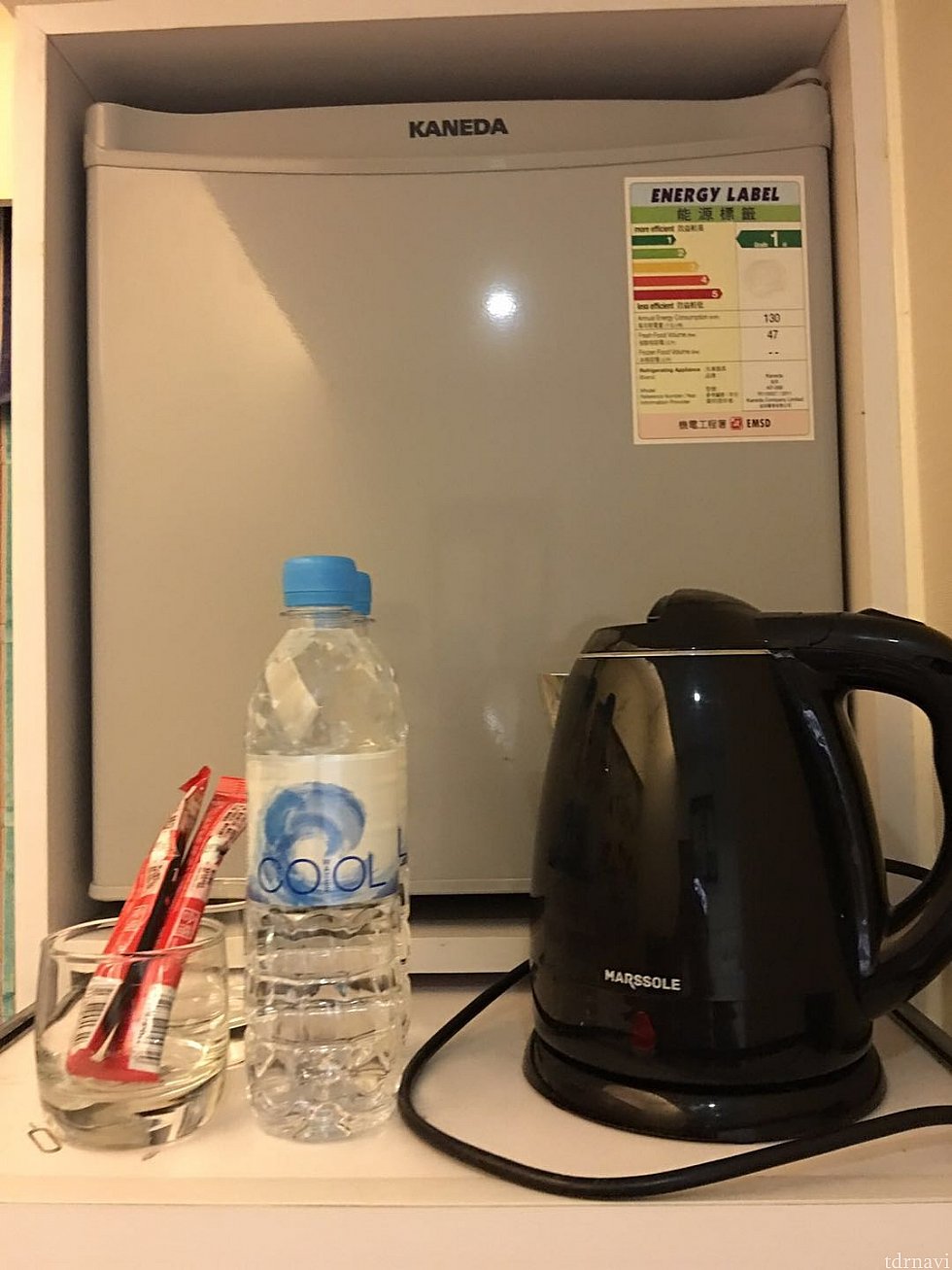 ベッド上部には冷蔵庫と電気ポット、ミネラルウォーター、インスタントコーヒーがあります。