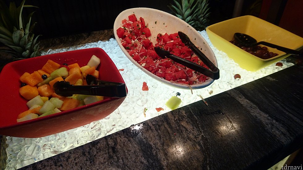 フルーツサラダでした。何と真ん中はスイカにパクチーがまぶしてありました・・・