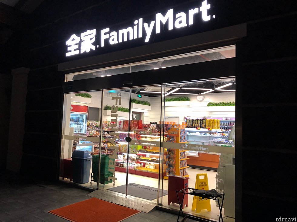 外に出たところにあったファミマ。なんだかんだ1番テンションがあがった気がします。