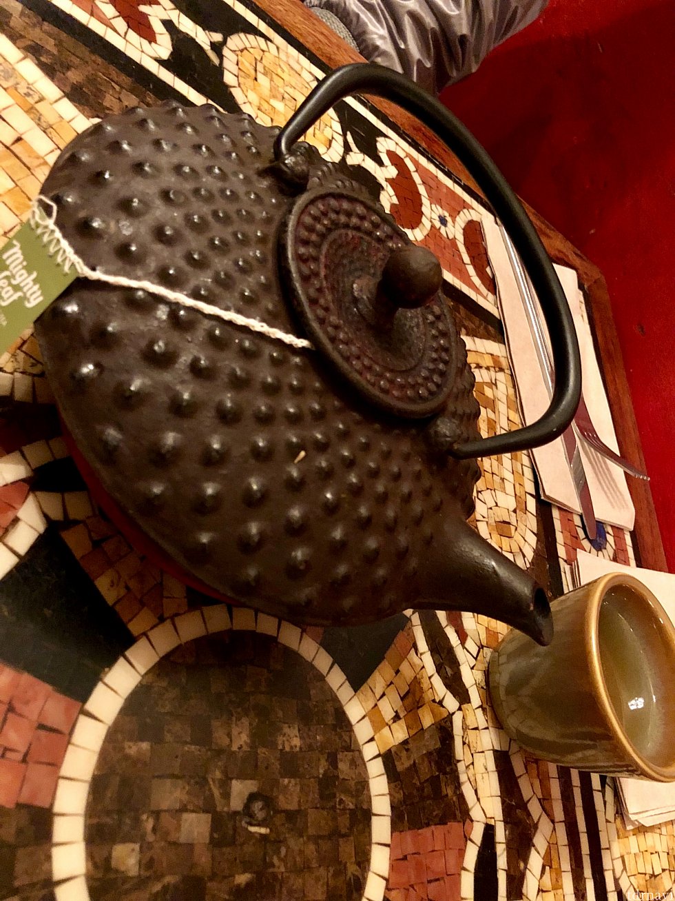 友達が緑茶を頼んだら、立派な鉄製の急須が出てきました。でも緑茶のティーバッグなので味はそれほど期待しない方が良いかもしれないですね。