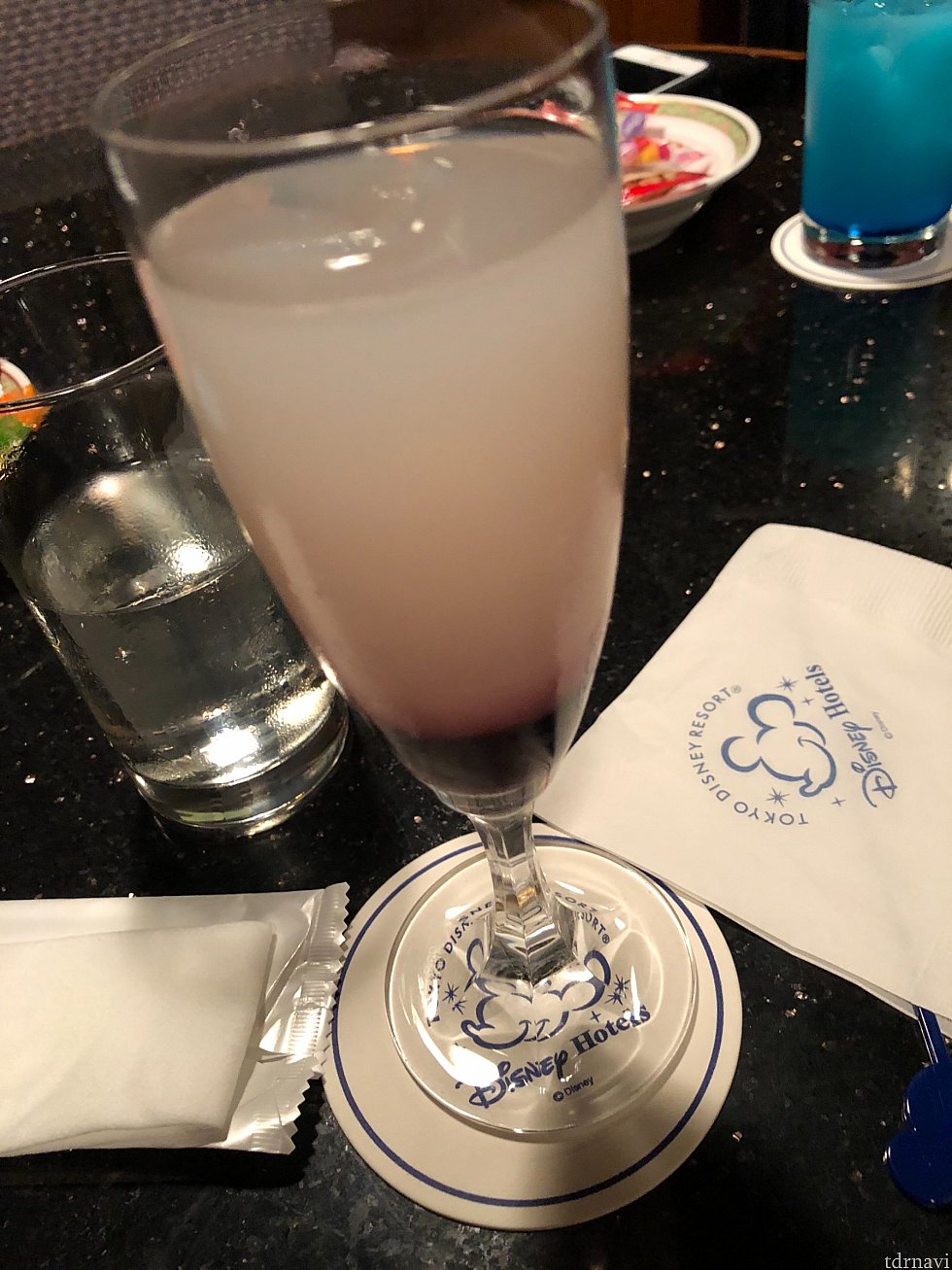 ラウンジでカクテルいただきます。