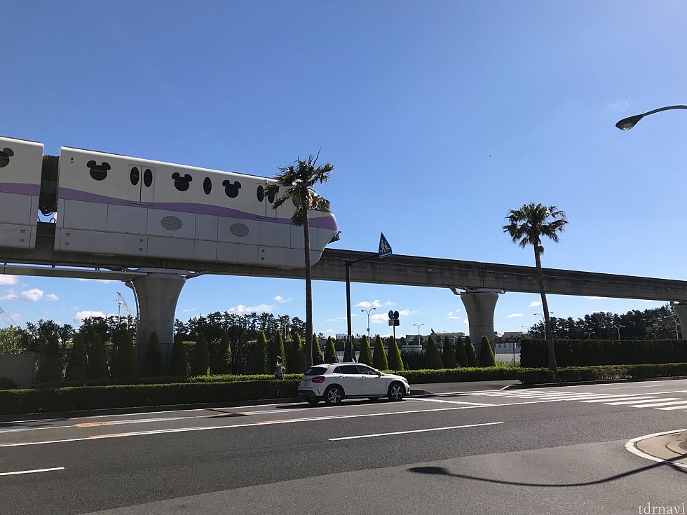 ホテルを出て横断歩道を渡るとリゾートラインステーションです。本当に近い!