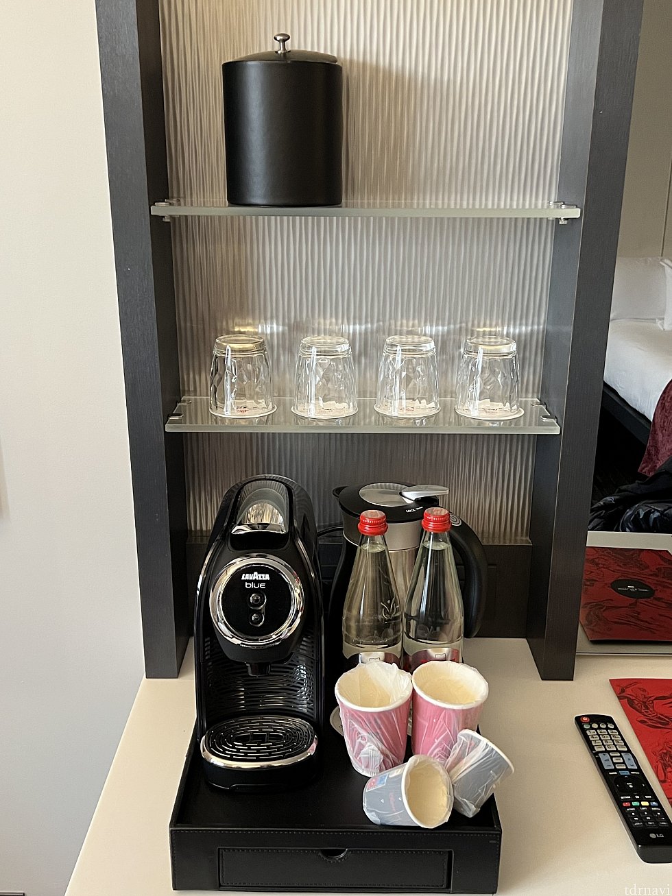 水は瓶２本が置かれていました。滞在期間中に補充はなかったので大切に飲みましょう。