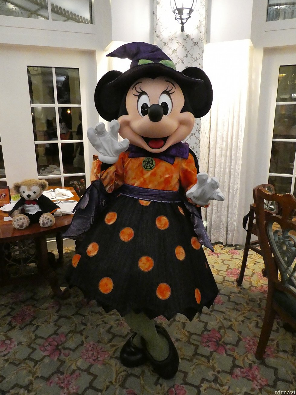 ミニーちゃんは魔女。
黒地にオレンジドットがハロウィンらしい❤️