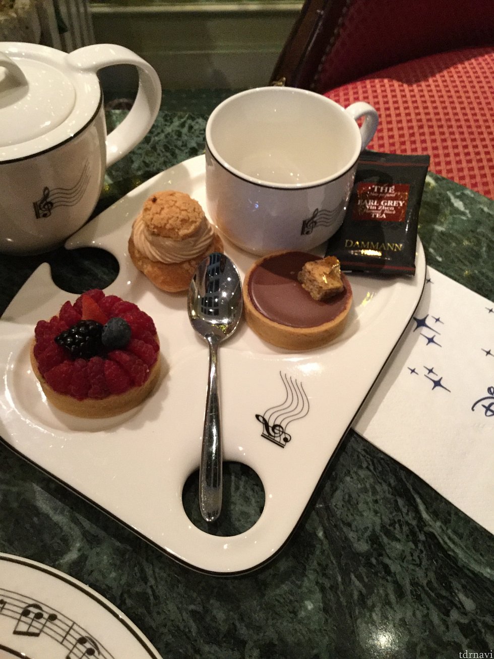 プチガトー3種セットはコーヒー、紅茶数種からドリンクが選べます
友達はキャラメル烏龍がお気に入り♪