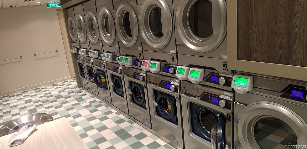 ずらっと洗濯機と乾燥機が各３０台