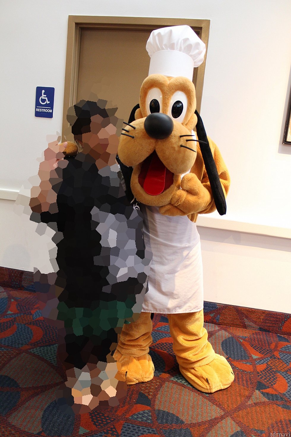 プルートも白いエプロン。エプロンの上の方に『PLUTO』と書いてありましたが、ほとんど、お顔に隠れて見えませんf^_^;)