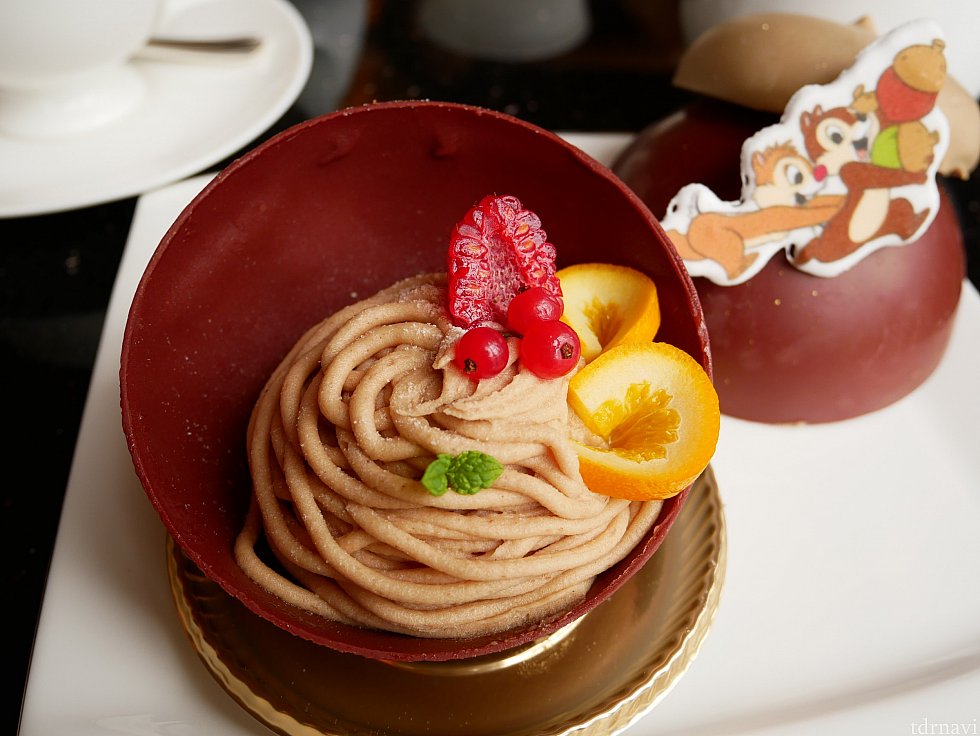 チョコのフタを外すとモンブランが入っています。柑橘系と合うの?と思っていましたが、意外にマッチしていました。中に栗が入った贅沢なモンブランです😌