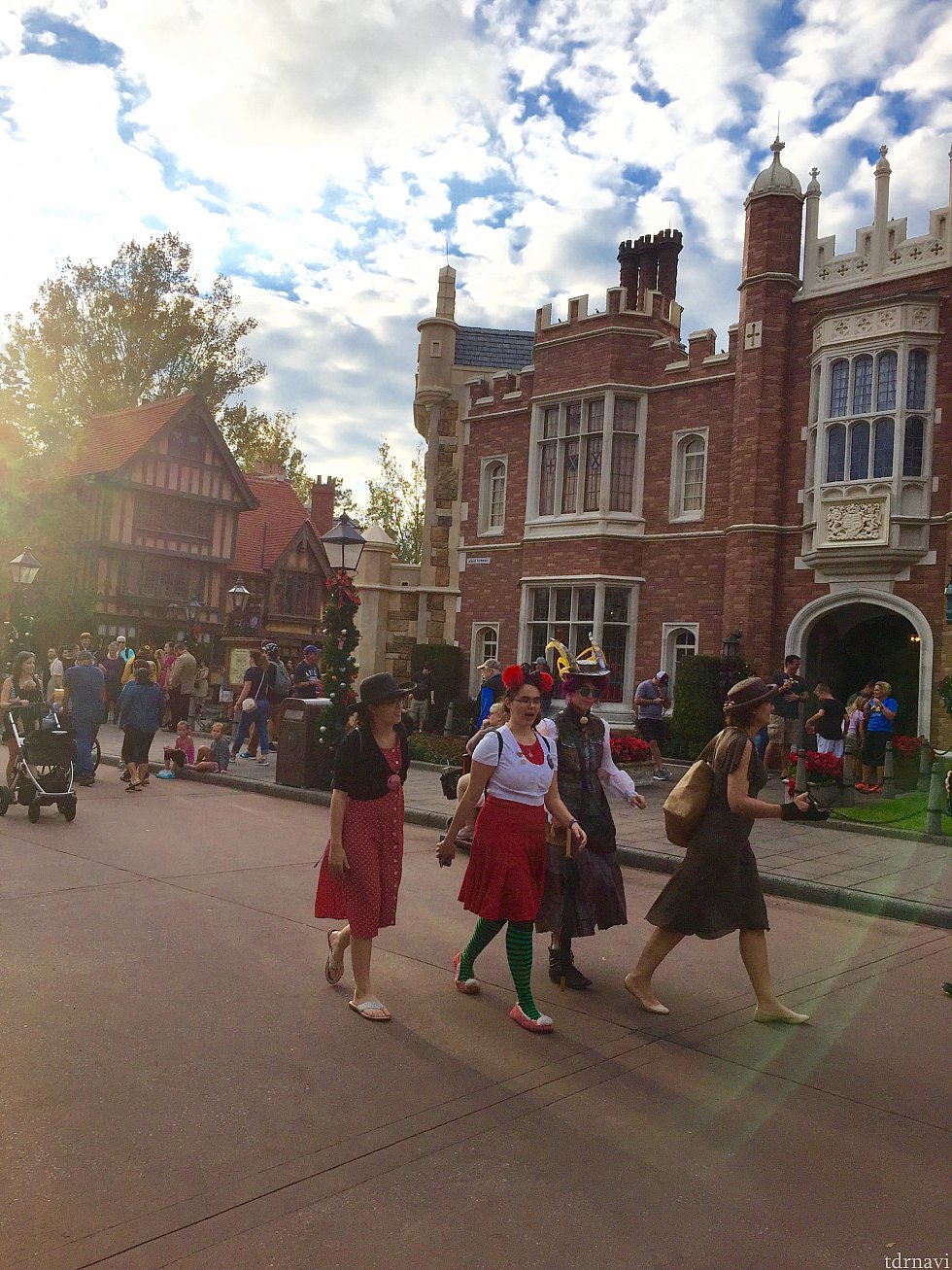 イギリス館周辺のDapper達。物凄くDapperしている人達から、コスプレ度が高いグループ、またディズニーキャラクターをかなり意識したDapper達まで色々いました。