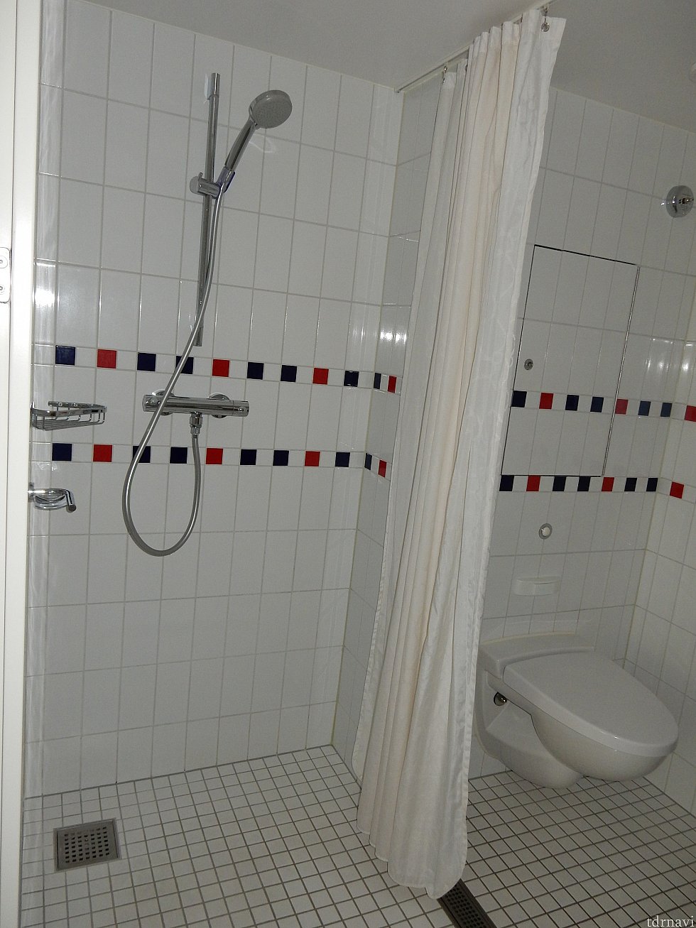 シャワーブースとトイレはカーテンで仕切られています。
