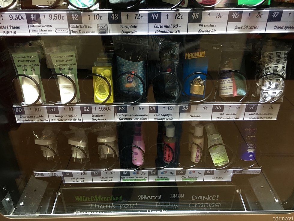 ロビーの自販機には、充電器やアダプターなどが売られています。