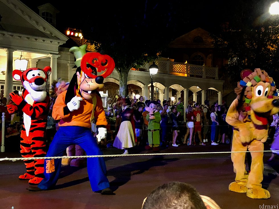 Mickey's "Boo-To-You" Halloween Paradeは2度やるので比較的空いていると言う2回目に。5分前に到着して、2列目、しかも前の人が座っていたのでかなり見易かったです。
