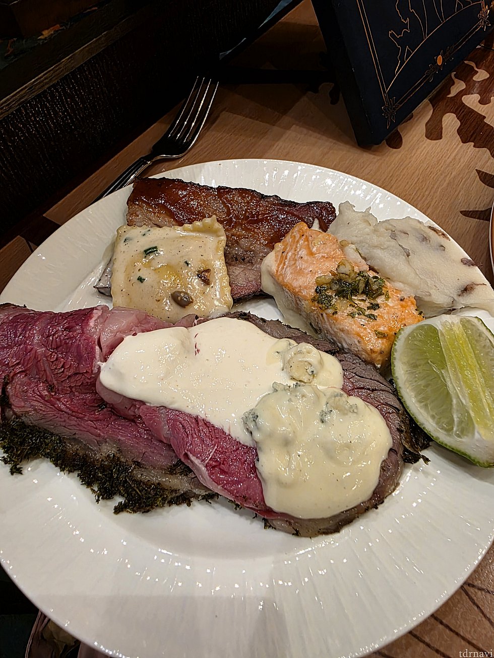 手前がビーフカットのコーナーにあるのですが何も言ってないのに厚切り!!