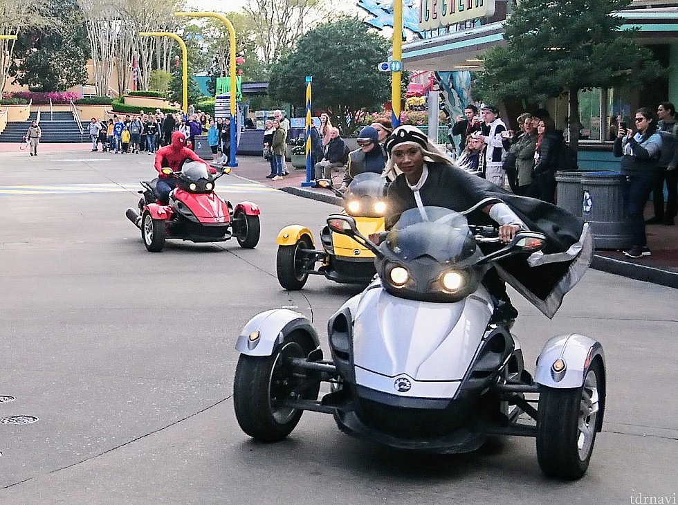 バイクのミニパレードは1日に数回行われ、この直後にグリーティングが開始されます。