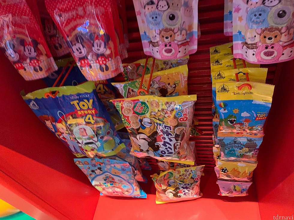 お菓子も売ってます!日本でおなじみのパックンチョも!