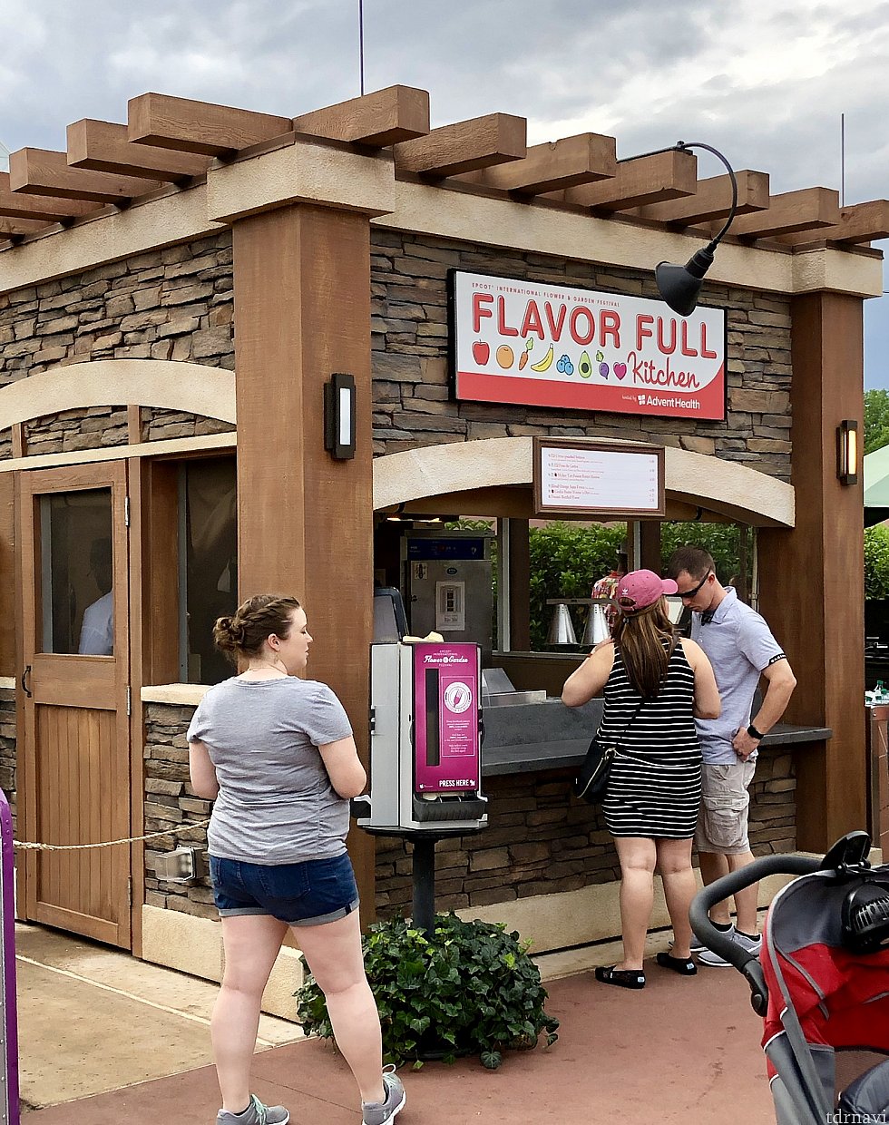 ショッピング以外のこのイベントの楽しみ方の一つは食事です。パークのあちこちにスペシャルブースが設置されています。