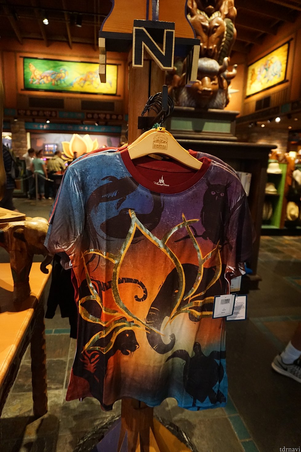 女性用のTシャツ。$32.95。これを着ているゲストの方がいましたが、とてもおしゃれに着こなしていました。背が高く、足も凄く長かったのでダンサーさんかなぁ?