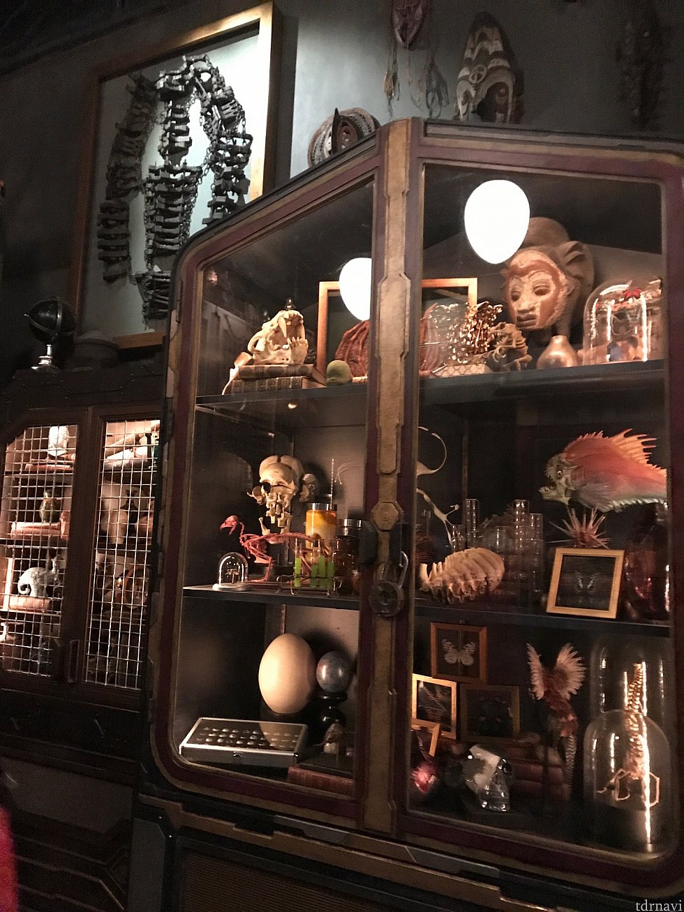 コレクターのオフィスにもたくさんのコレクションが!!左上のはドクターストレンジに出てきた拘束具?!