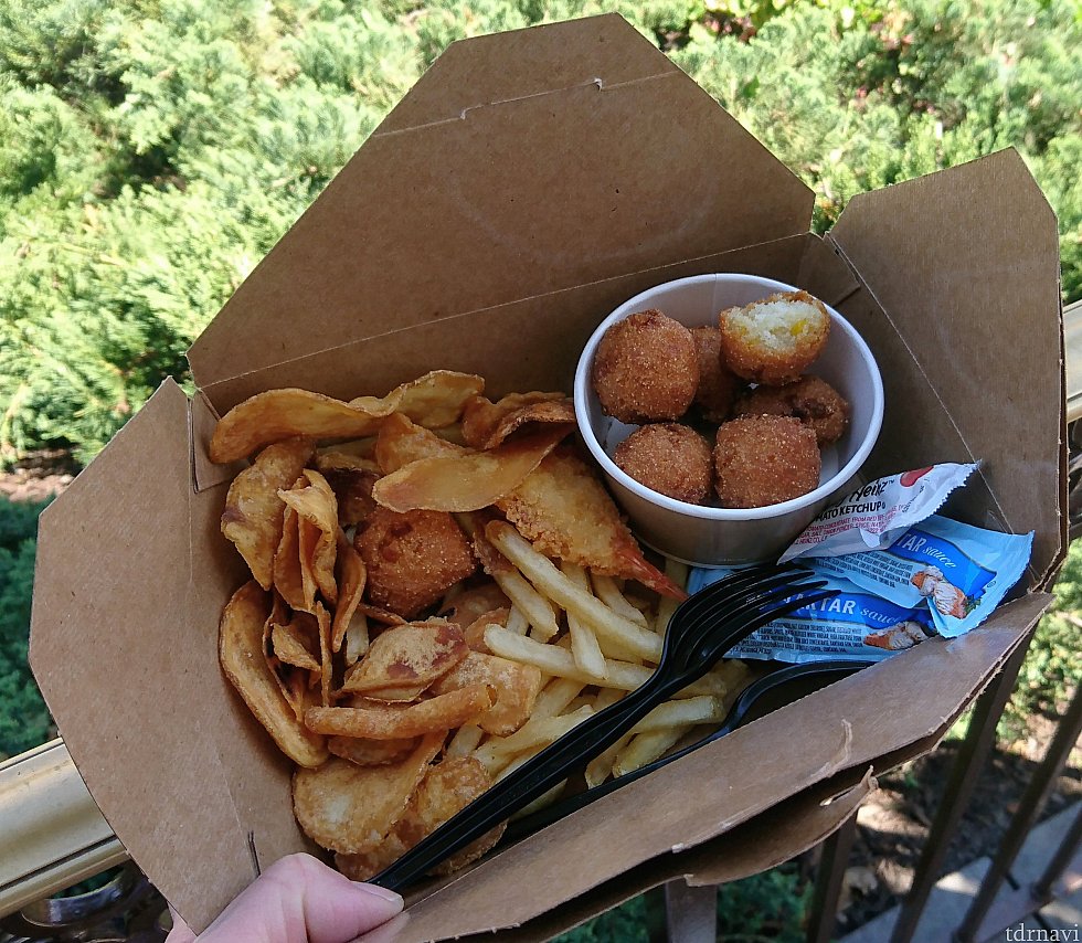 移動するので箱に詰めた、大量のポテトとシュリンプとハッシュパピー。半分に切った切り口からコーンが見えるかな? とにかく、フライは冷めないうちに食べないとダメですね😅