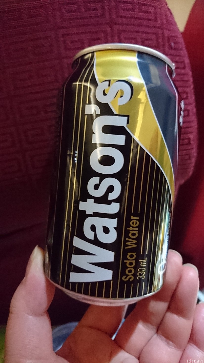 ドリンクサービスでは炭酸水をいただきました。
缶が黒でかっこいいです。