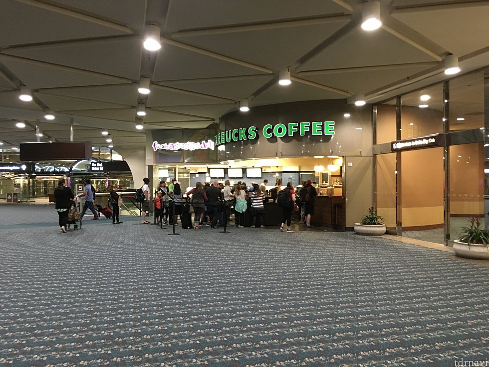 朝はコーヒーなのか、スターバックスは長蛇の列