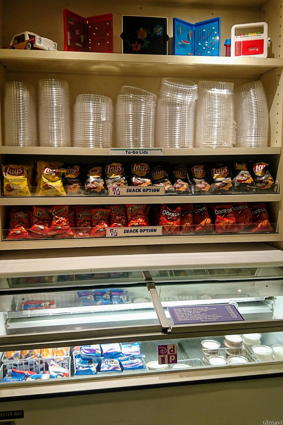 部屋に持ち帰って食べる時は、紙皿の上に乗せる透明の蓋があり便利です。
冷蔵庫の中はアイスクリーム。