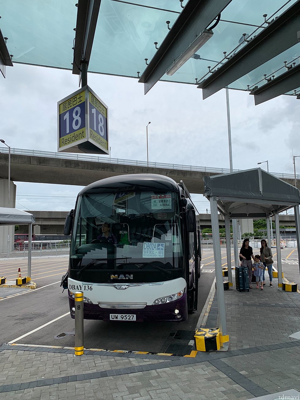 空港行きのバスは観光バスタイプなので、ゆったり移動できます。
また、空港の発着所はCar park1の先にある、この18番になります。
こちらも1時間に一本(45分か50分発だったかと)になります。