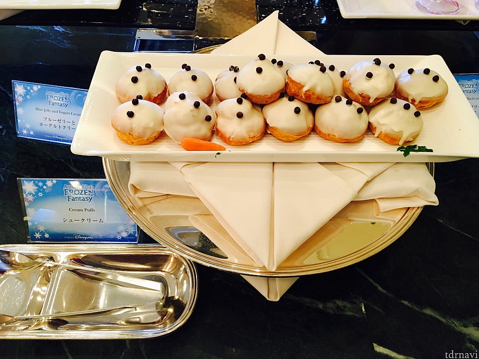オラフのシュークリーム。中身はオレンジ風味。