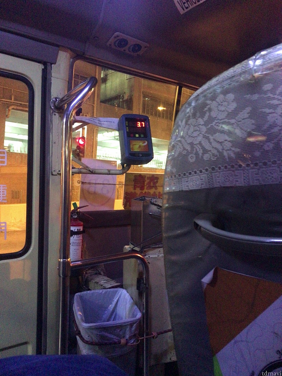 バス車内。
入り口近くにオクトパスカードをかざすリーダーがあるので、乗車したらかざしてください