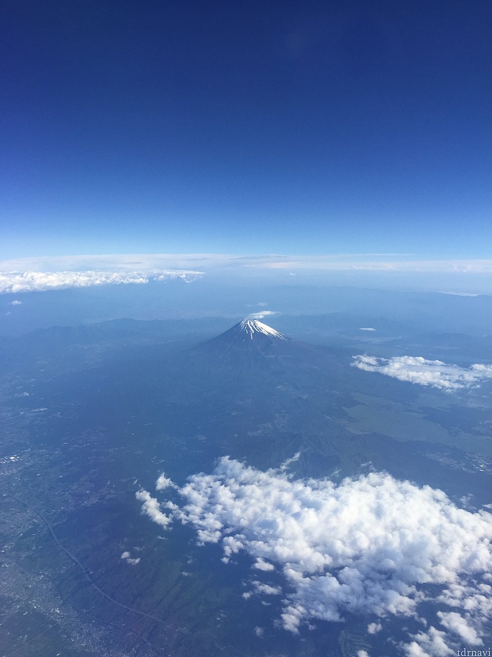 行きの機内で、右側の窓から富士山が綺麗に見えました。