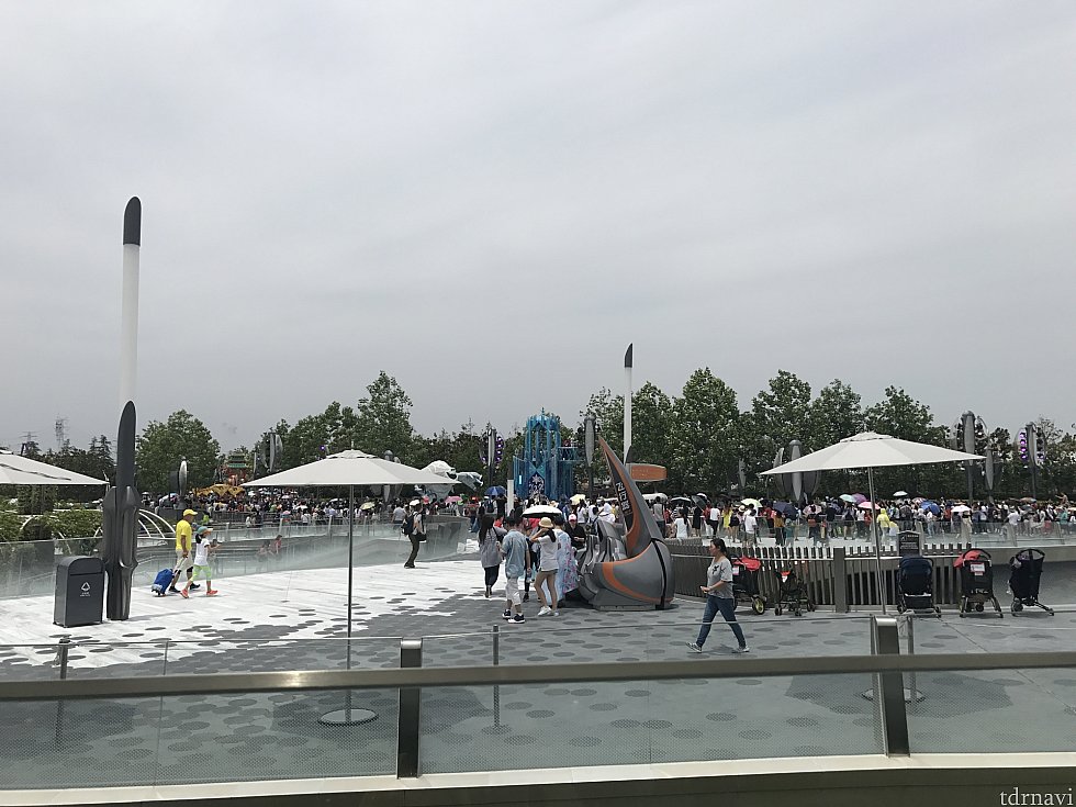 12時からのパレード。テラスから雰囲気が楽しめます