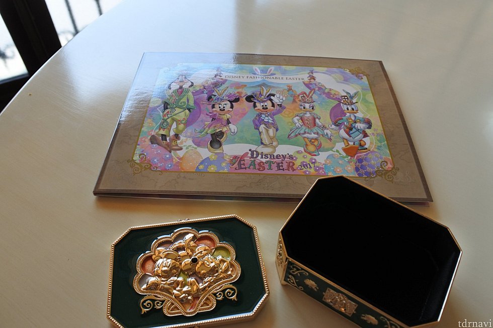 写真の台紙と記念のボックス。カードケースくらいのサイズ。ずっしりしていて高級感あります✨