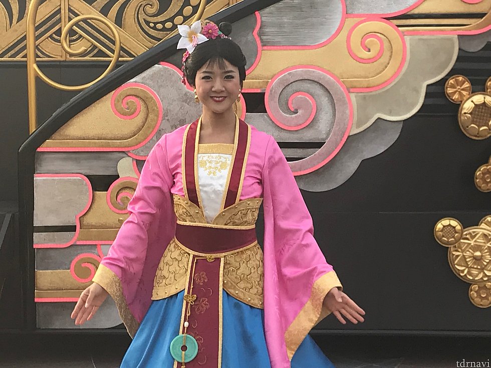 ①ムーランも来てくれます♪
ヨロコビとカナシミのダンスシーンもあります。
最後はアリエルがこのフロートに乗って帰ります。