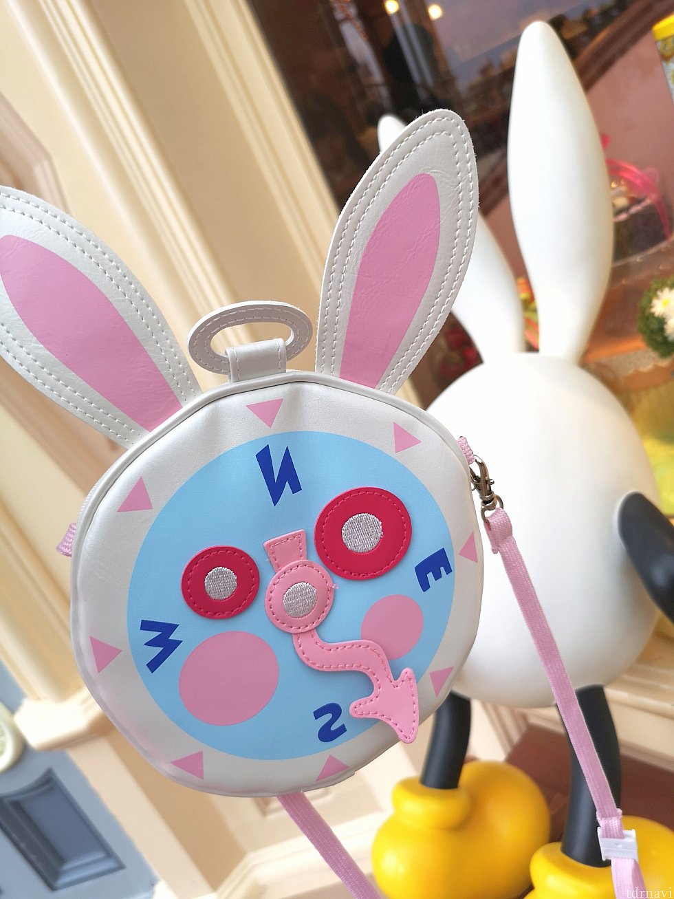 こちらはミニーちゃんとおそろいになれる!スマートフォンケース、2,000円です!ぬいぐるみバッジのミニーちゃんも付けています!