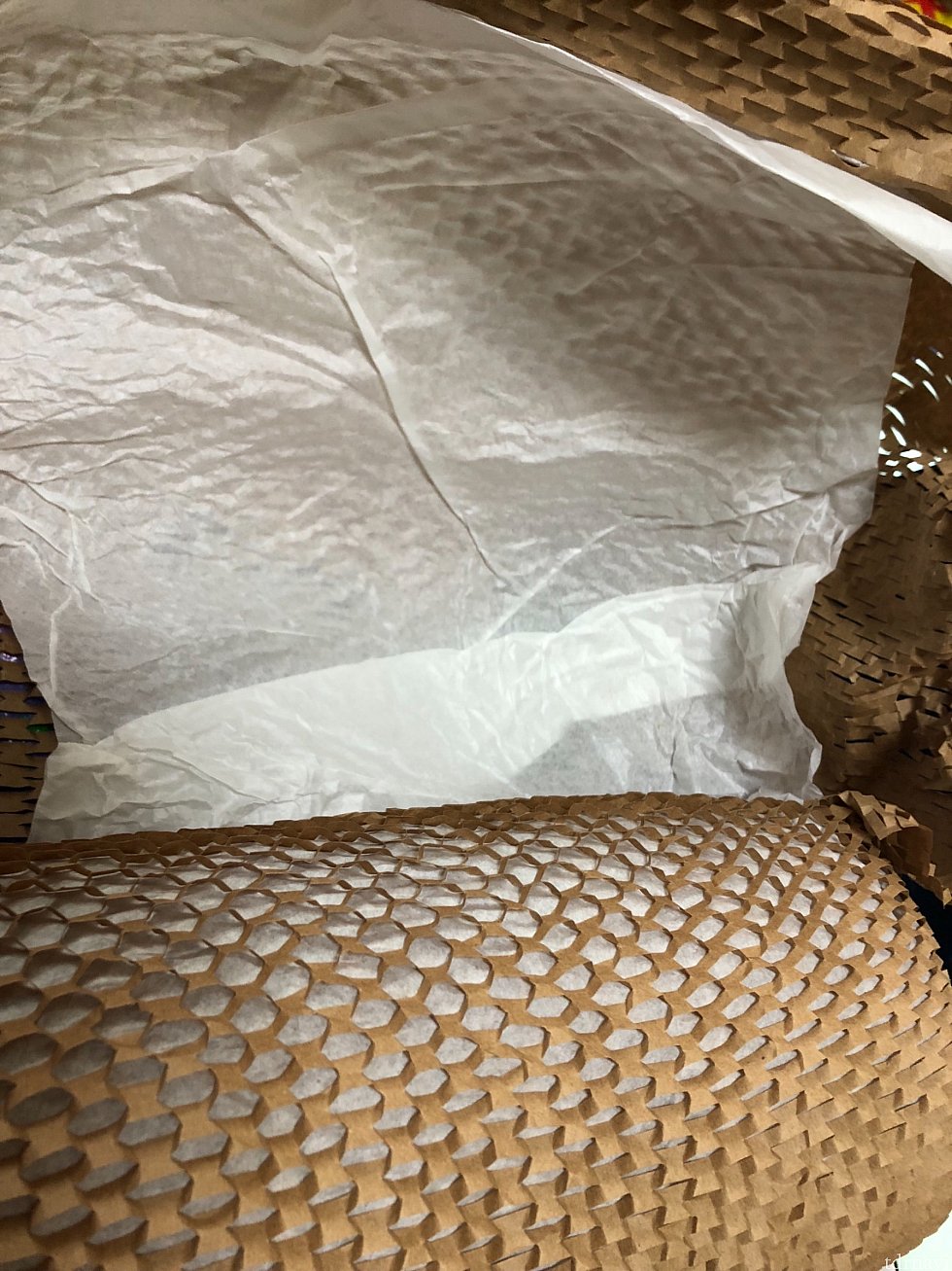 自分用だったので特に何もお願いなどしてませんが、デフォルトの対応がこうなのだと思います。前に日本のパークで皿を買ったときも包んでくれたので、似た対応ですね。