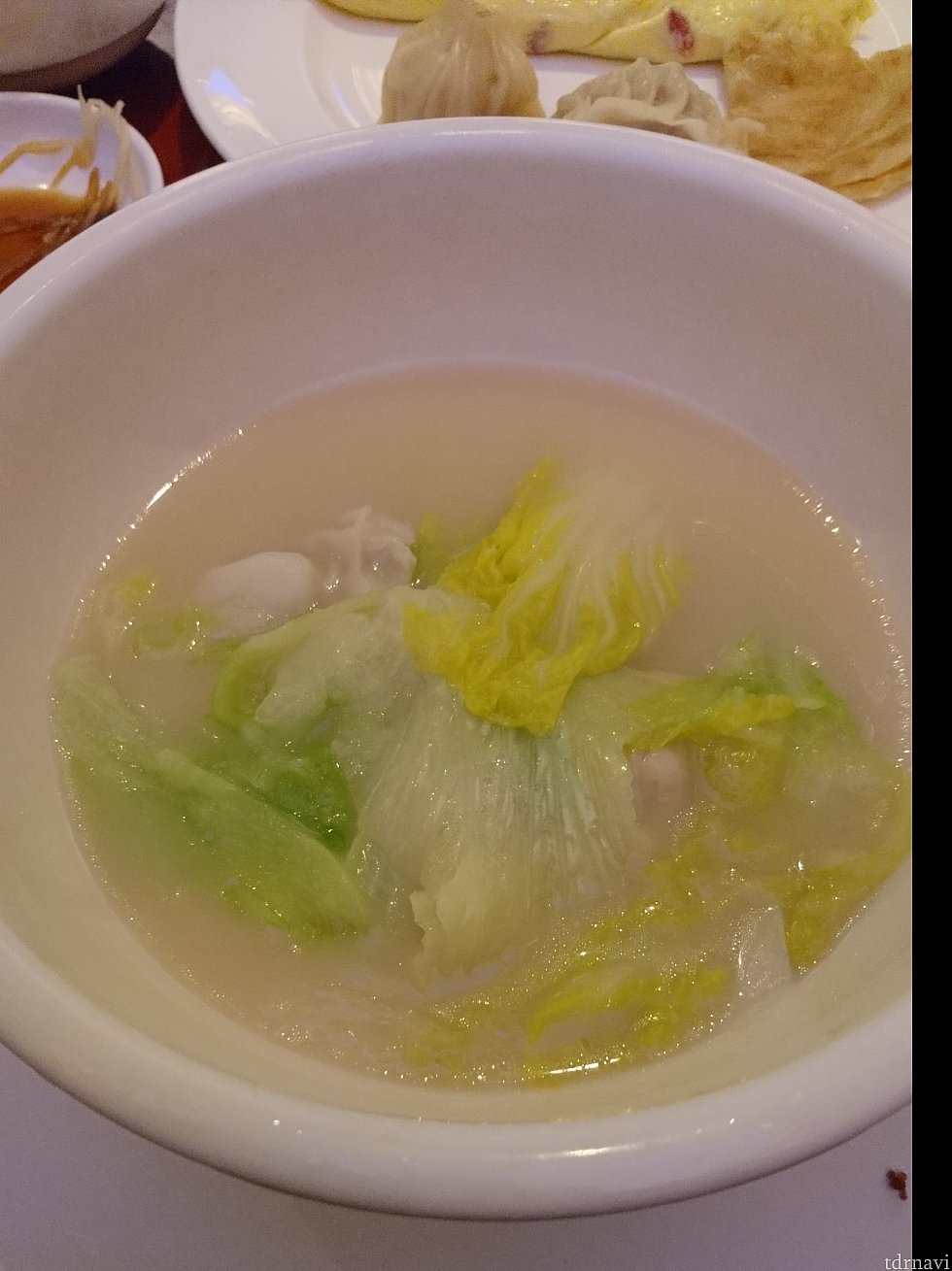 個人的に1番のお気に入りがこちらの白菜とワンタンのスープ😍