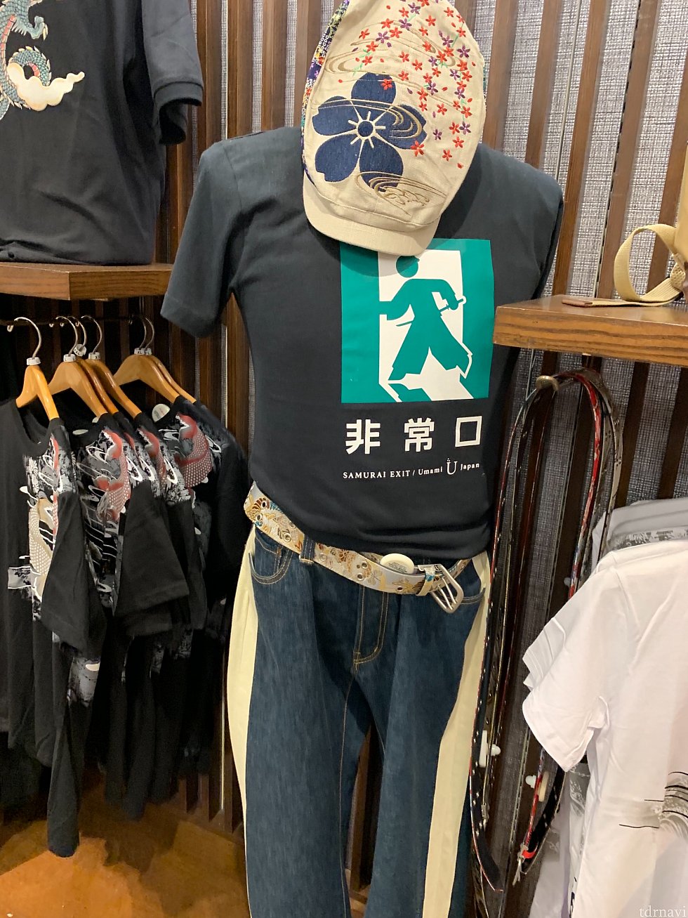 侍が非常口からにげています