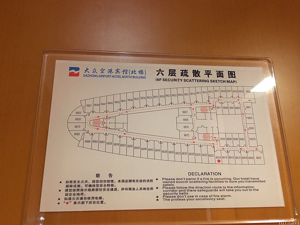 北館の避難経路図。真ん中のエレベーターは4台あります。二泊目はエレベーターホール出てすぐの吹き抜けに面した部屋でした。