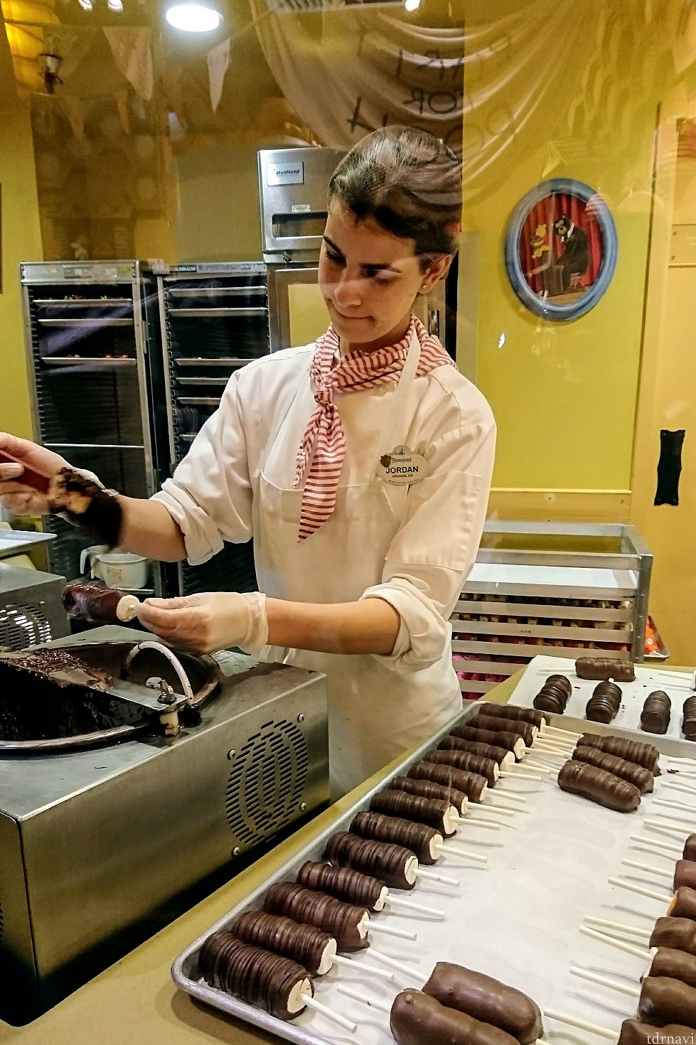 こちらはプーさんのお店<br>
パティシエのキャストさんがお菓子を作っている様子がみられました (2018年 撮影)