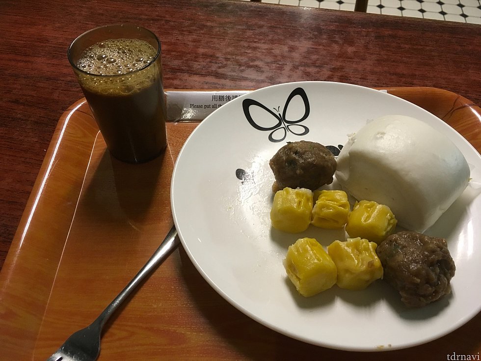 1日目は点心セット。チープな感じですが、私は普通にいただきました