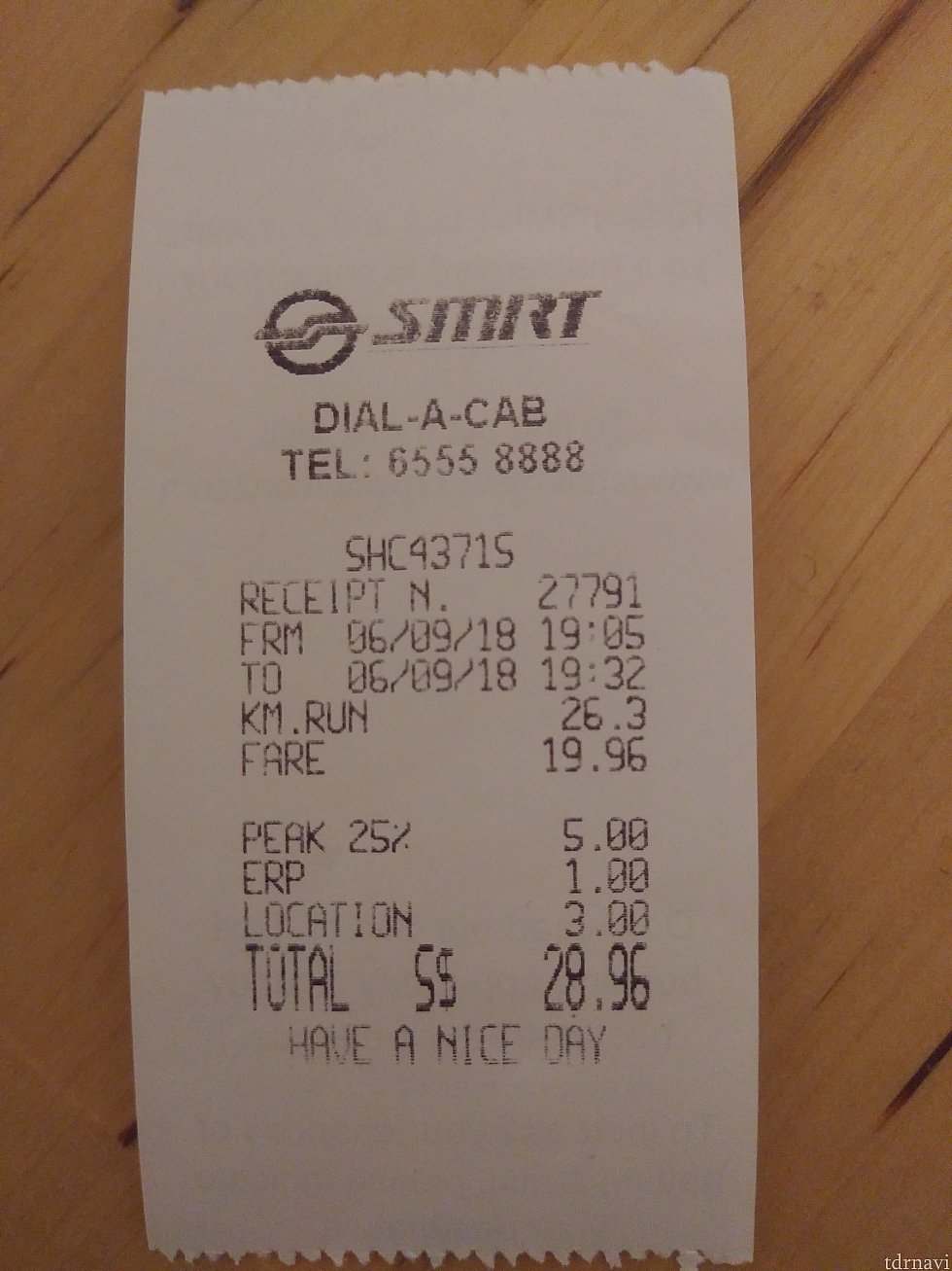 このタクシーには後部座席にパネルはなかったですか、レシートに細かく料金内訳が書かれており、謎の増額などはありませんでした。