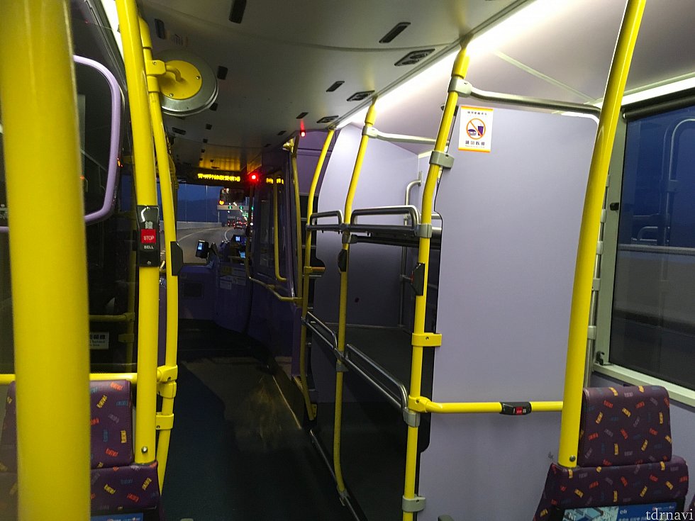 3でほとんどの人が下車してしまったのでがらんとした車内。ちょっとドキドキします