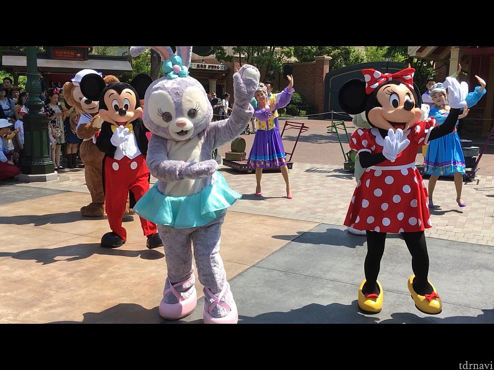 盆踊り風な振付も