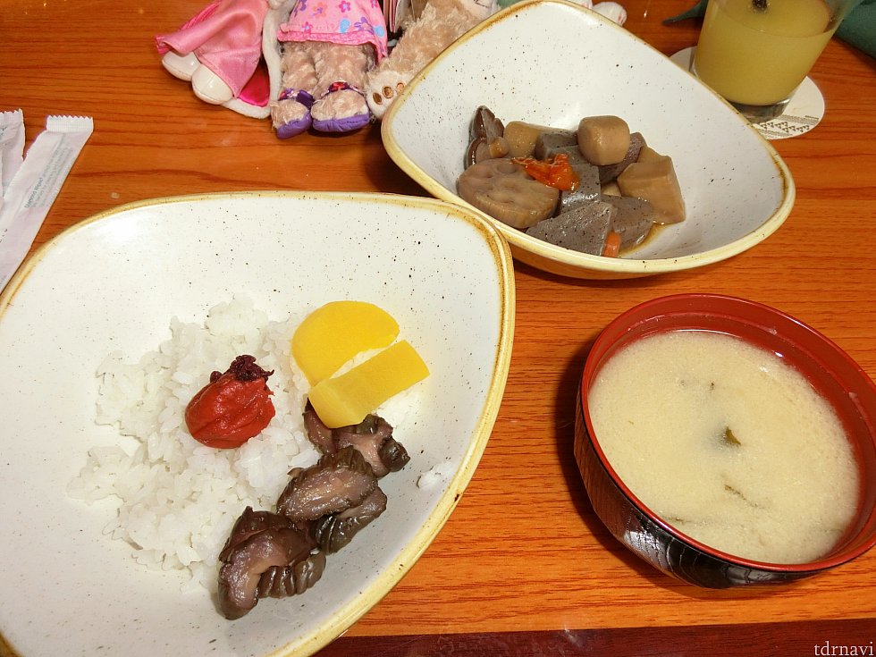 白米、味噌汁、筑前煮、梅干し、キュウリのきゅーちゃん笑