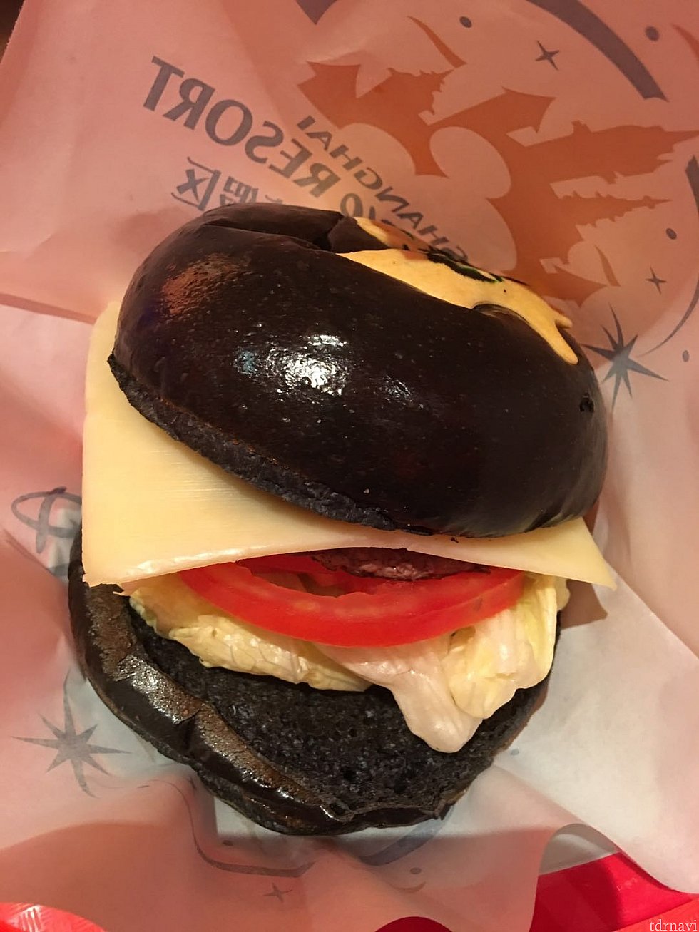 黒いバンズが光ってます🍔
