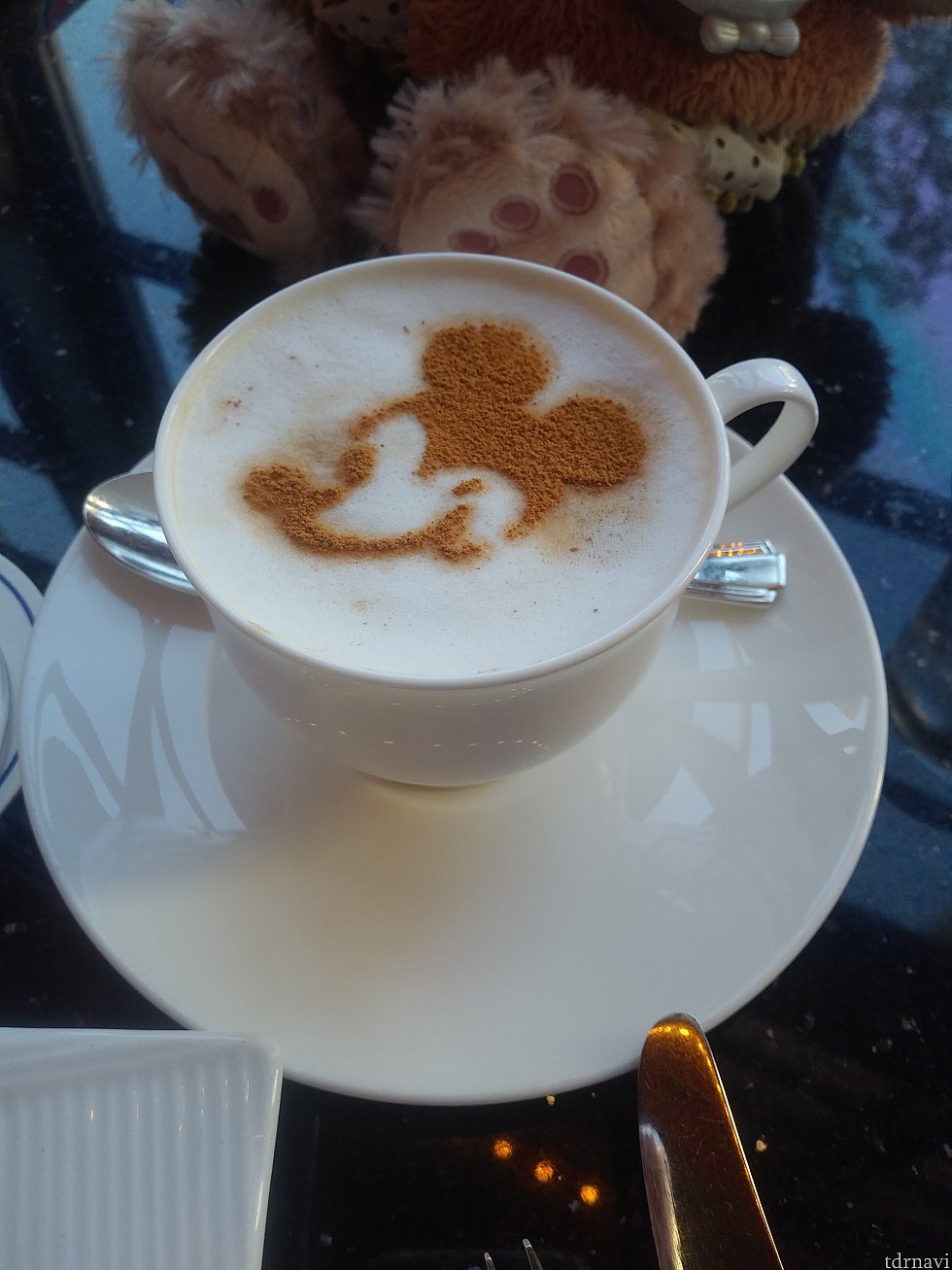 ケーキセットのドリンクは、カプチーノにしました😄