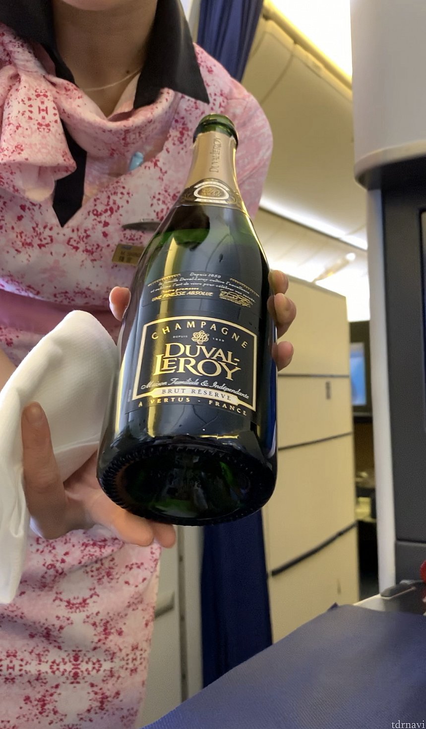 シャンパンはDUVAL LEROY!
ドンペリまでは届きませんが、キレがあって自分は好きです😆
酒類は焼酎や日本酒なども提供されてます!
ちなみにエコノミーでは上記酒類は提供されてません!