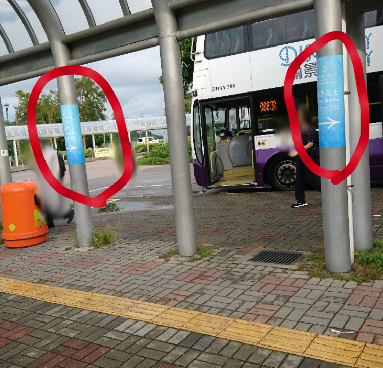 サニーベイ駅の改札から直進するとバスターミナルが。
バスターミナルの柱にこれでもかというくらい、シャトルバス乗り場の案内が柱に巻き付いています。
(写真赤丸のものです)