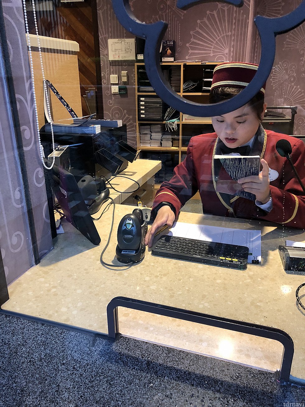 角のチケットブースてチケットに変えます